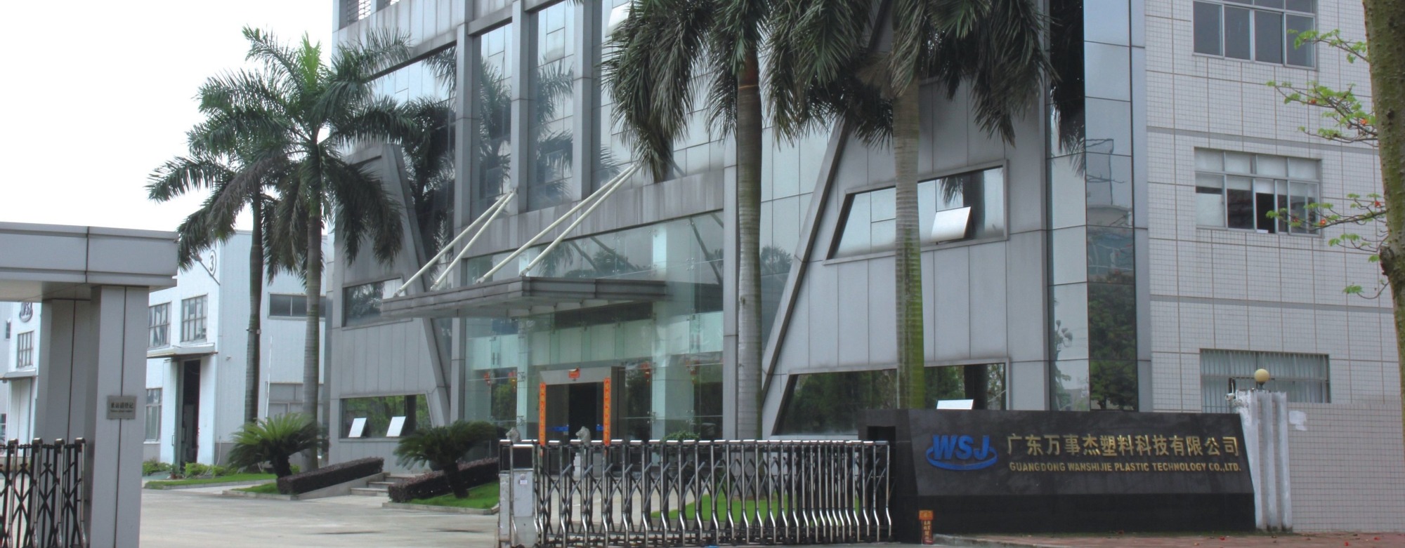 無(wú)毒、無(wú)臭，耐沖擊性?xún)?yōu)異，具有良好的耐熱性和耐低溫性